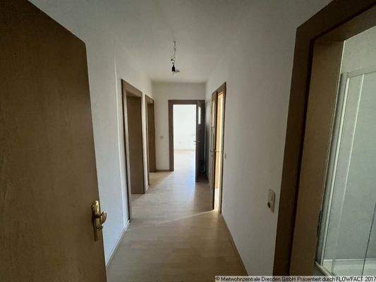 Flur - 3 Zimmer mit Balkon