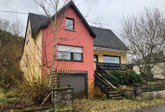 Straßenansicht mit Eingangsbereich