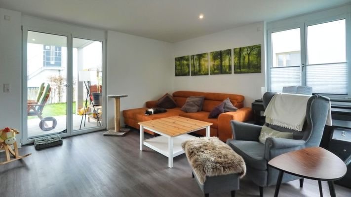 Sofa-Bereich und Gartenzugang