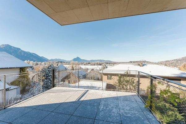 Eine der Terrassen mit traumhaftem Weitblick auf die Stadt Salzburg