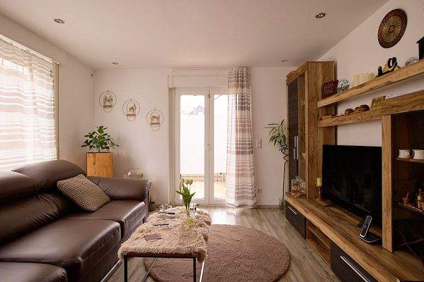 Wohnzimmer mit Balkon