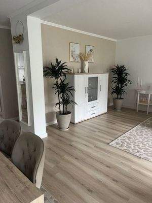 Wohnzimmer mit vielen Abstellmöglichkeiten