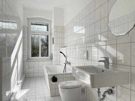 Tageslichtbad mit Wanne