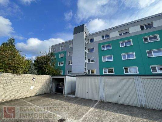 Vorderansicht mit Garagenhof