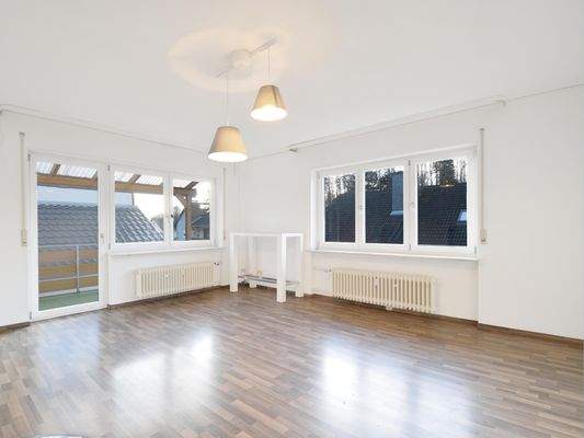 Wohnzimmer mit Zugang zum Südbalkon - OG