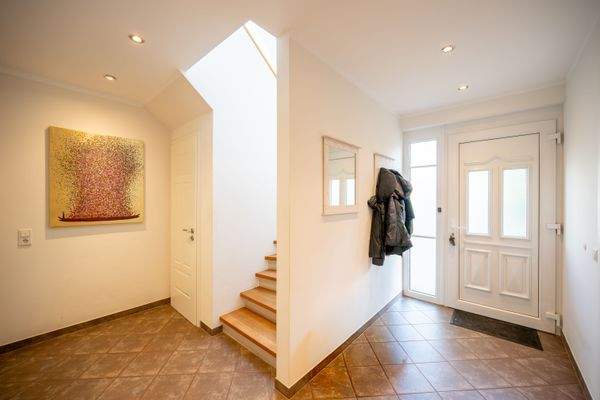 Hauseingangstür und großzügiger Foyer