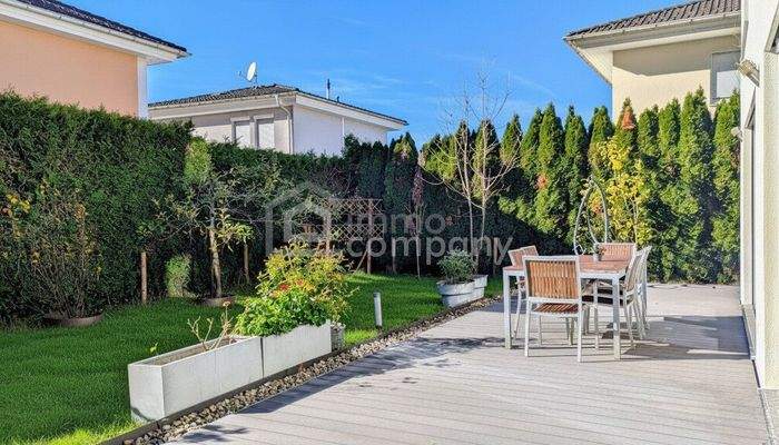 Außenansicht / Südwest-Terrasse mit ca. 45m²