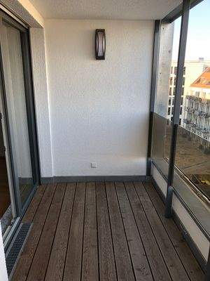 Referenzbild Balkon mit Glasgeländer und Holzbodenbelag.JPG