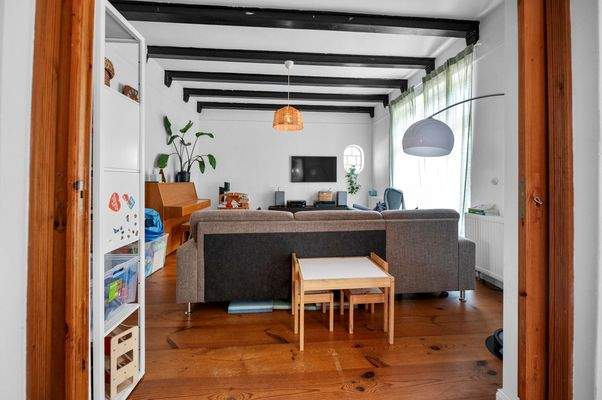 Wohnzimmer mit Tür zur Küche