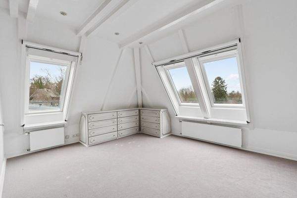 Zimmer 2 im oberen DG mit Einbauschränken im Originalzustand