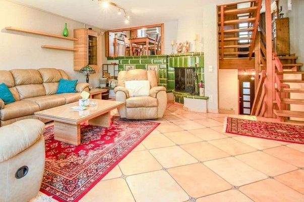 Wohnzimmer mit offenem Kamin/Kachelofen, Durchreic