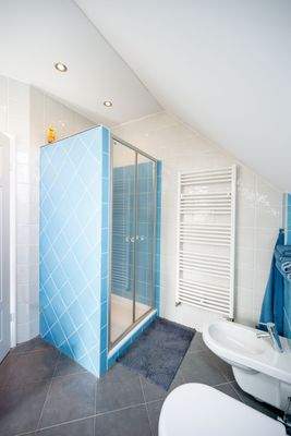 Badezimmer mit OG (Ansicht Dusche, Bidet)