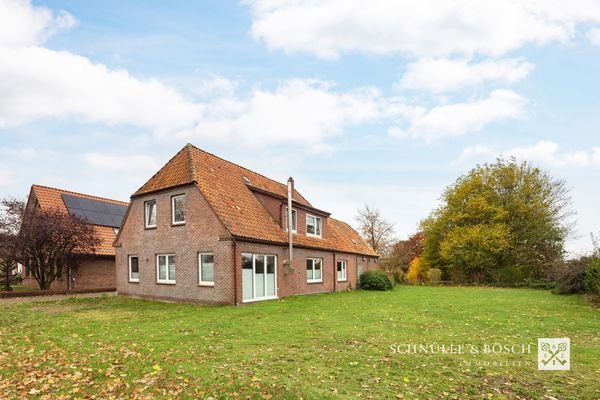 Zweifamilienhaus mit großem Gartengrundstück