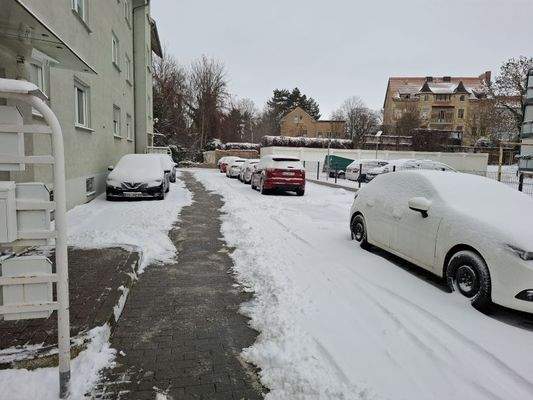 Zufahrt/Stellplätze an der Hauseingangs-/Nordseite