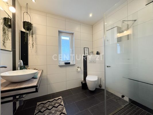 Bad mit Dusche im EG