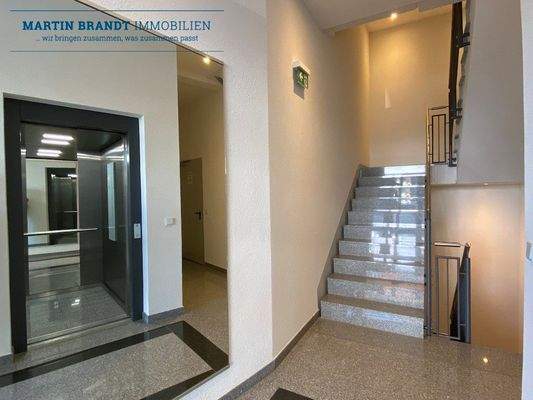Treppenhaus mit Fahrstuhl