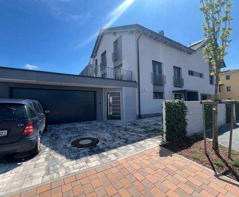 Aussenansicht mit Garagen