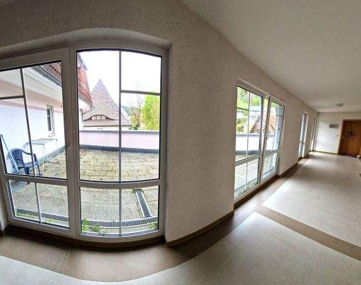 Gemeinschaftsterrasse angrenzend an der Liegenschaft 