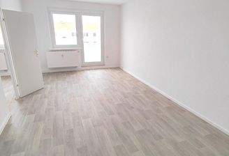 Leeres Zimmer mit Laminatboden