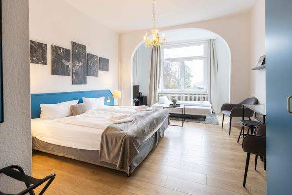 Elegantes Zimmer mit stilvoller Einrichtung