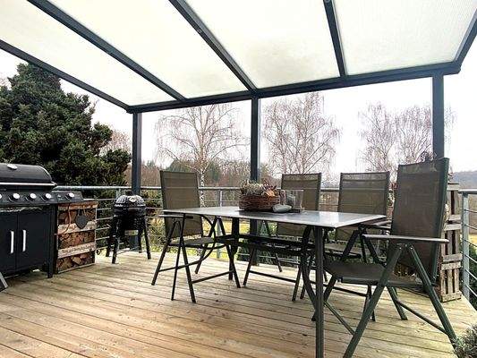 zum überdachten großzügigen Kamin