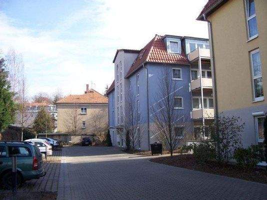 Parkplatzseite Hauseingänge