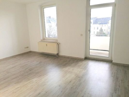 geräumiges Wohnzimmer mit Balkon zur Hofseite