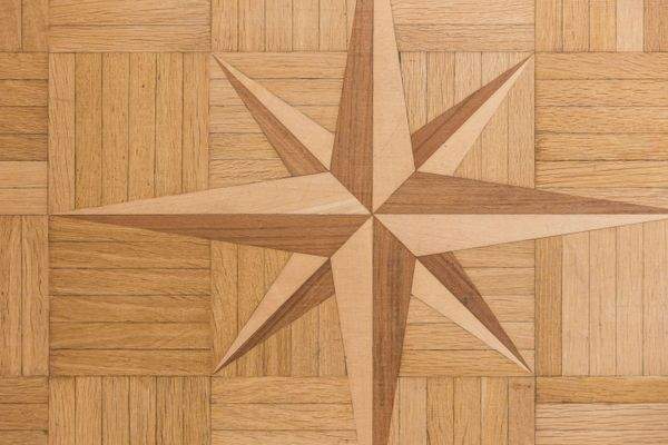 Charakter in jedem Zentimeter - edles Eichenparkett mit kunstvoller Sternintarsie - ein echter Blickfang