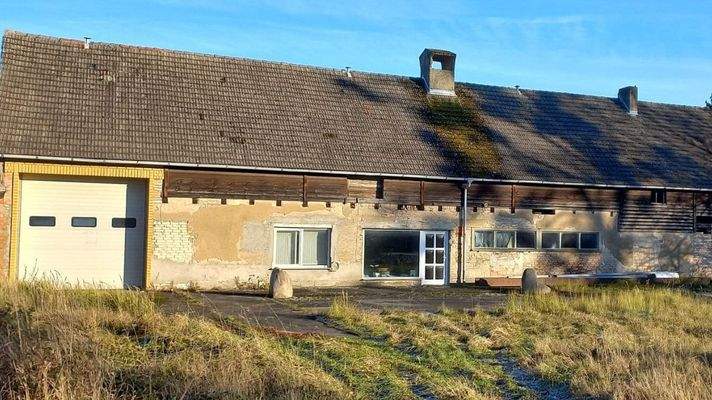 Spedition -Einfahrt mit vielen Parkflächen & Abstellbereiche innen