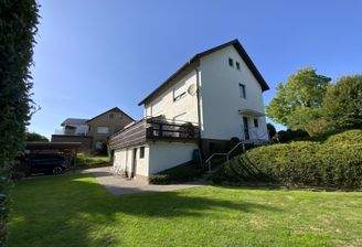 Seitenansicht mit Blick auf Hauseingang und Dachterrasse