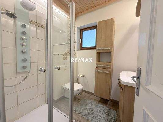 Bad mit Dusche und WC