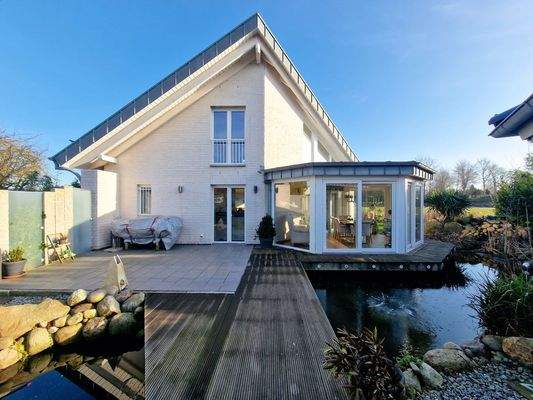 Terrasse mit Koi-Teich