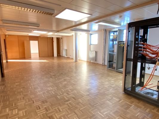 Büroraum samt Serverabtrennung