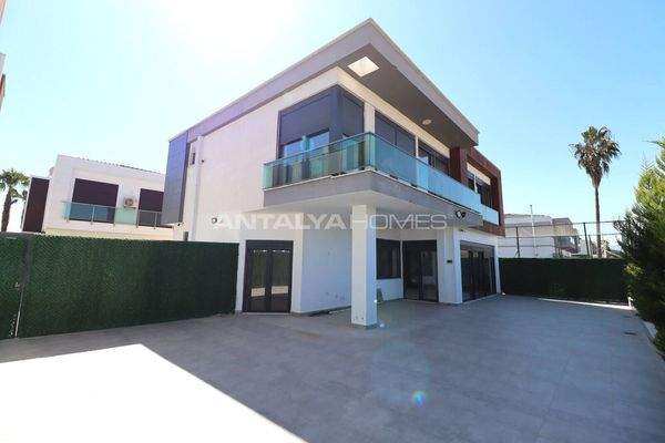 Villa with Shared Pool near the University in Döşemealtı Antalya