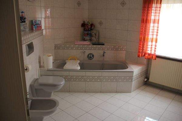 Bad mit Badewanne und Dusche