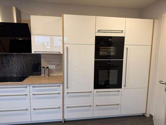 Küche mit Miele Dampfgarer und Backofen