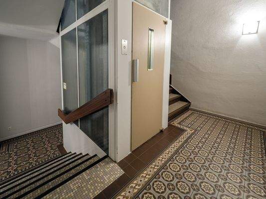 Hauseingang und Lift_2