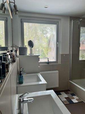 Badezimmer mit Wanne u. Dusche