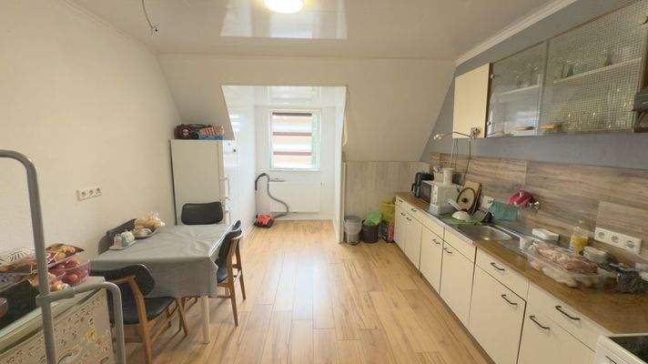 großzügiger Küchenbereich (DG)