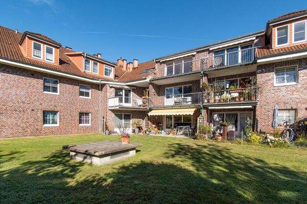 Innenhof mit Blick auf das gepflegte Wohnhaus