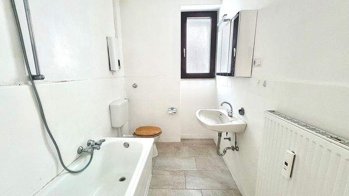 Helles Badezimmer mit Fenster