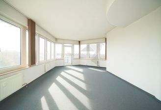 Praxisraum mit Balkonzugang