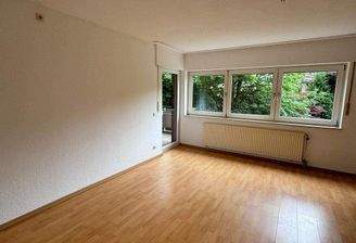 Wohnzimmer mit Balkonzugang