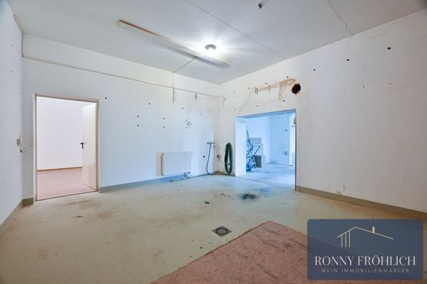 Garage mit Rolltor 2-2