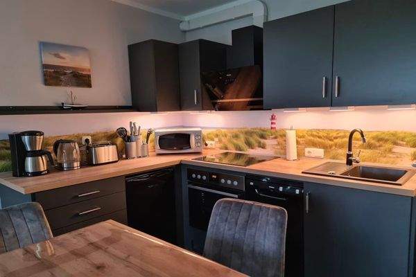 offener Küchenbereich mit EBK