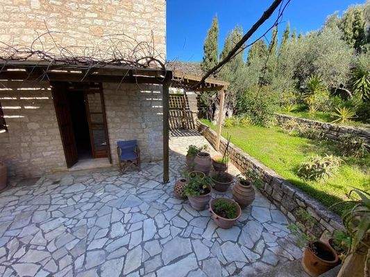 2 komplett ausgestattete Steinvillen mit schönen Gärten und 3 zusätzlichen Baurechten