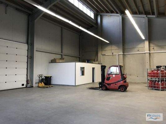 Zwei große Sektionaltore und viel Platz