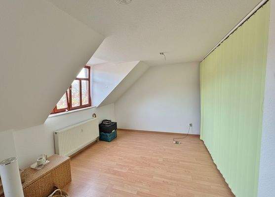 Wohnzimmer mit Schlafbereich ohne Möbel 