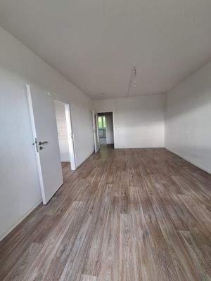 geräumiges Wohnzimmer