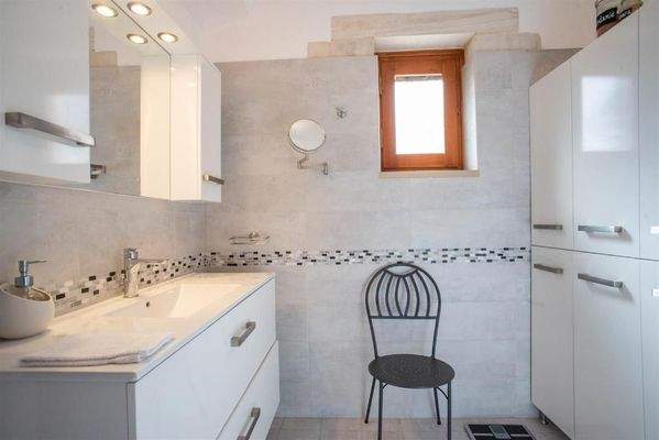 Kreta, Kolymvari: Villa mit Meer- und Bergblick und unabhängigem Apartment zu verkaufen